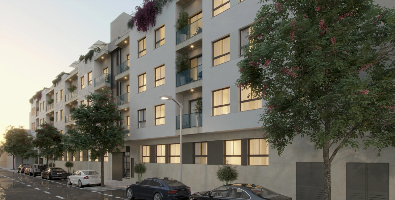 Un ambiente acogedor le da la bienvenida a casa por la noche, con una sutil iluminación exterior.