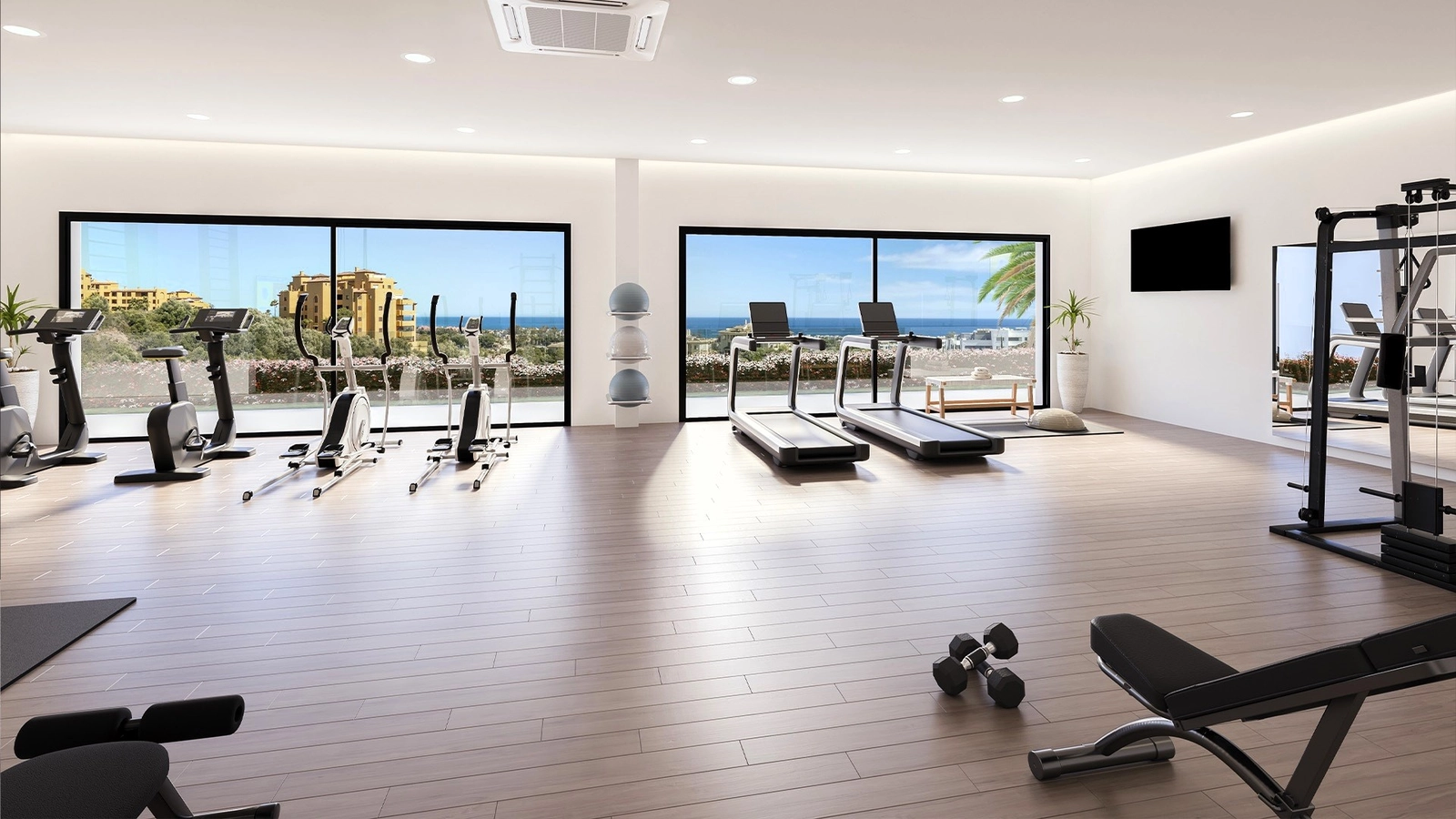 El gimnasio de última generación está totalmente equipado y ofrece inspiradoras vistas al mar para mejorar su entrenamiento.