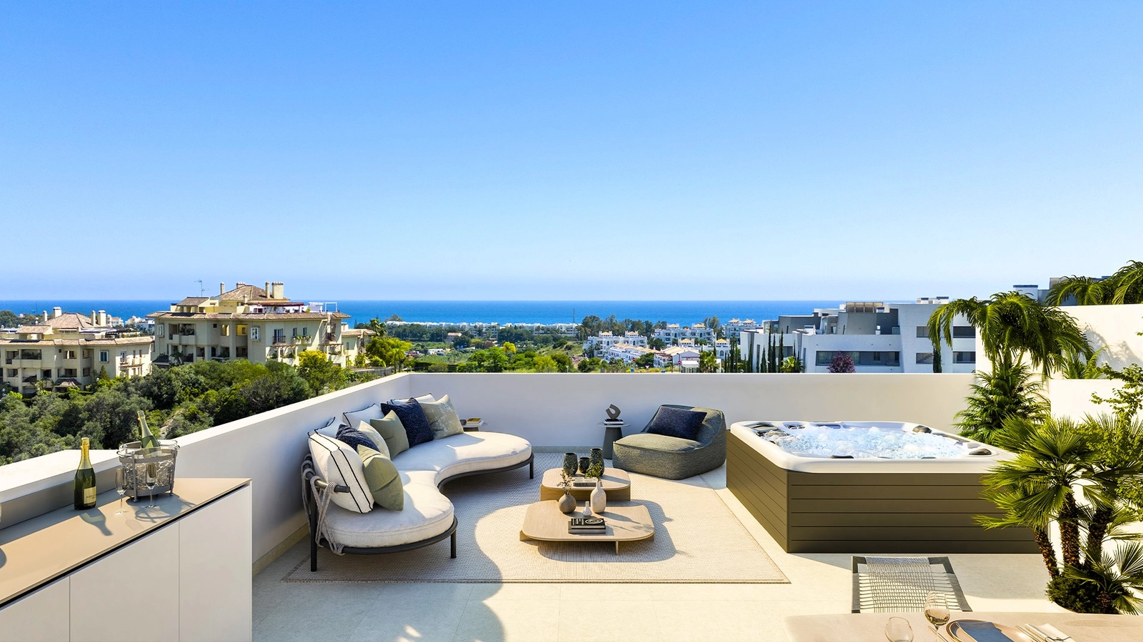 El solárium en la azotea de un chalet, completo con bañera de hidromasaje, es el escenario ideal para disfrutar del clima español.