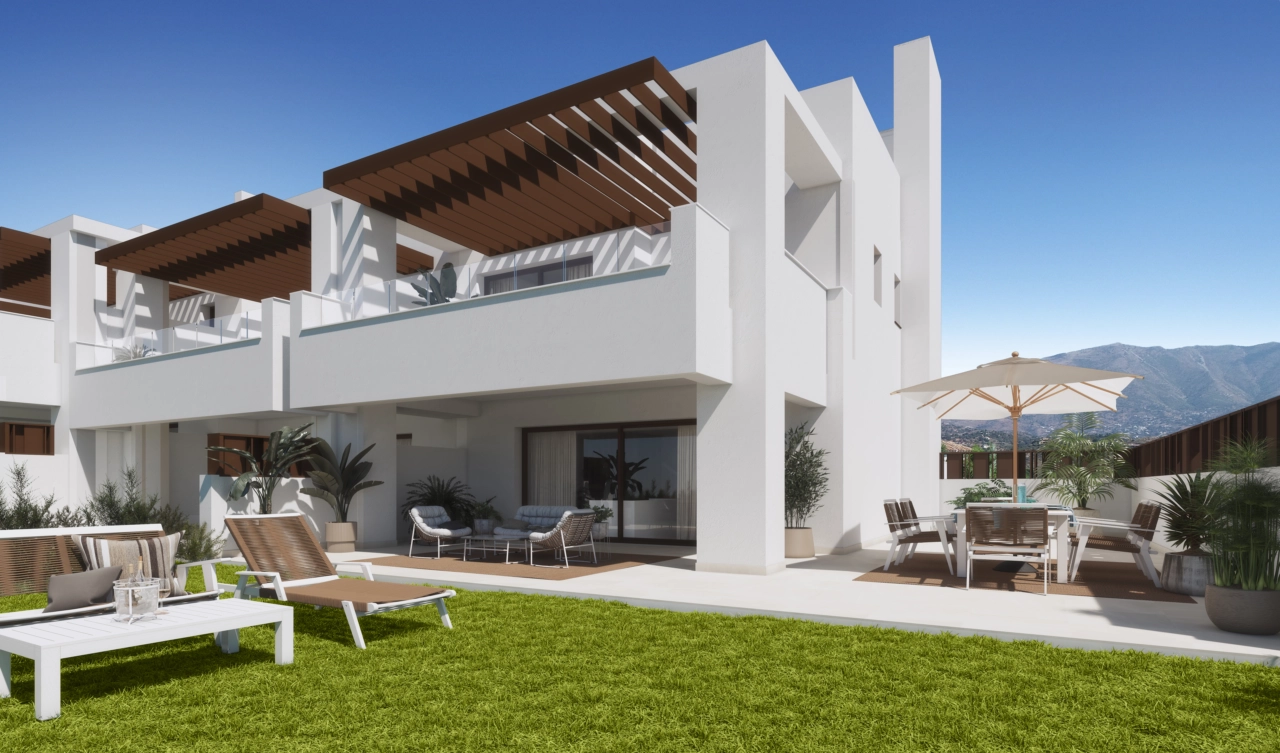 La arquitectura moderna se complementa con jardines privados, ideales para disfrutar del clima de la Costa del Sol.