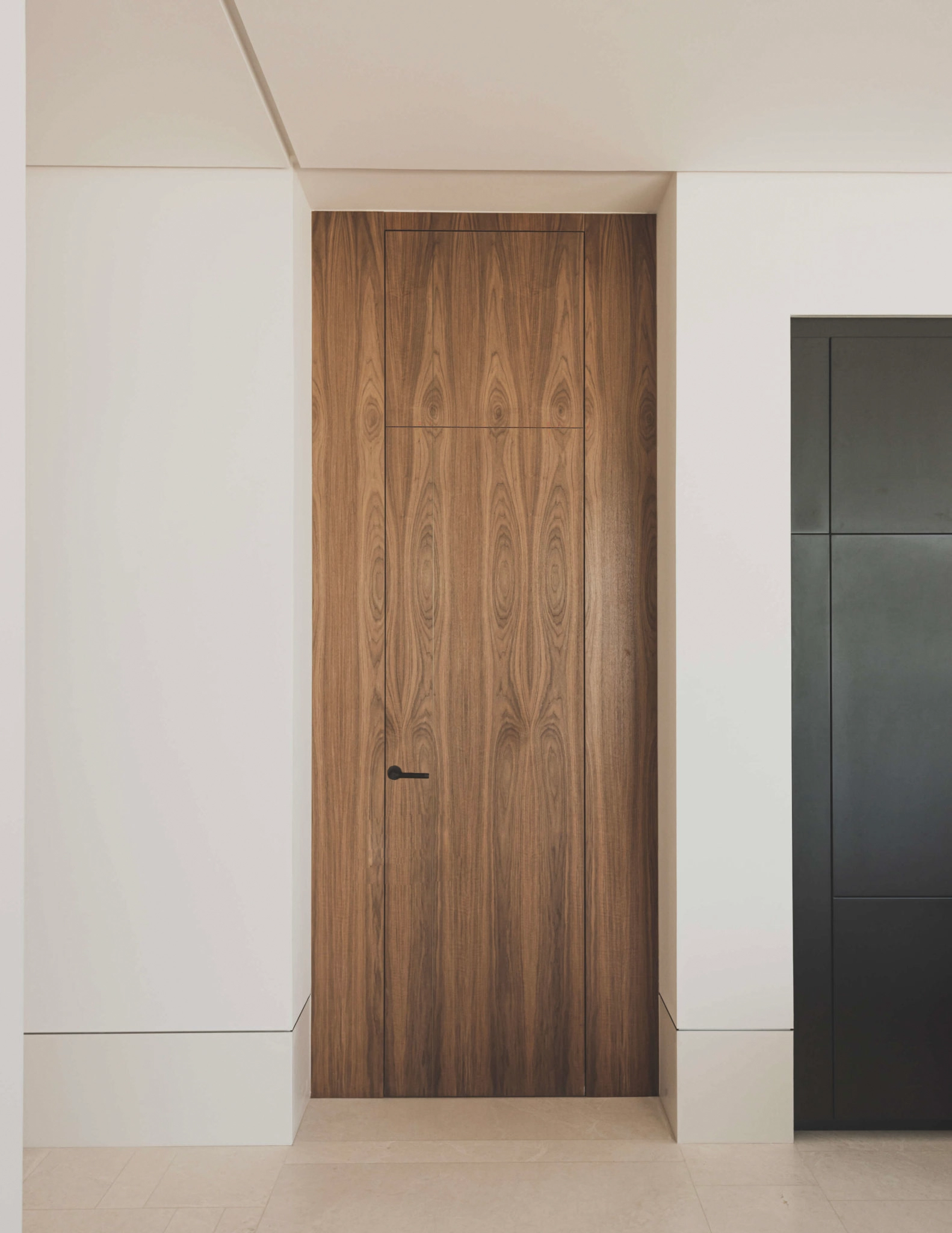 Los elegantes detalles interiores incluyen puertas de madera y suelos de calidad.