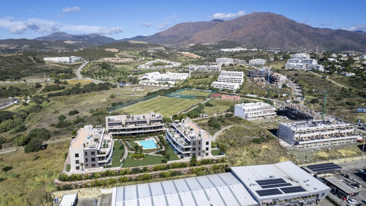 La propiedad está perfectamente situada entre el mar y las montañas, ofreciendo un entorno precioso.