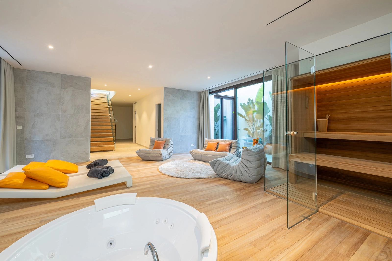 Cada chalet cuenta con un spa privado con jacuzzi y sauna para una relajación total.