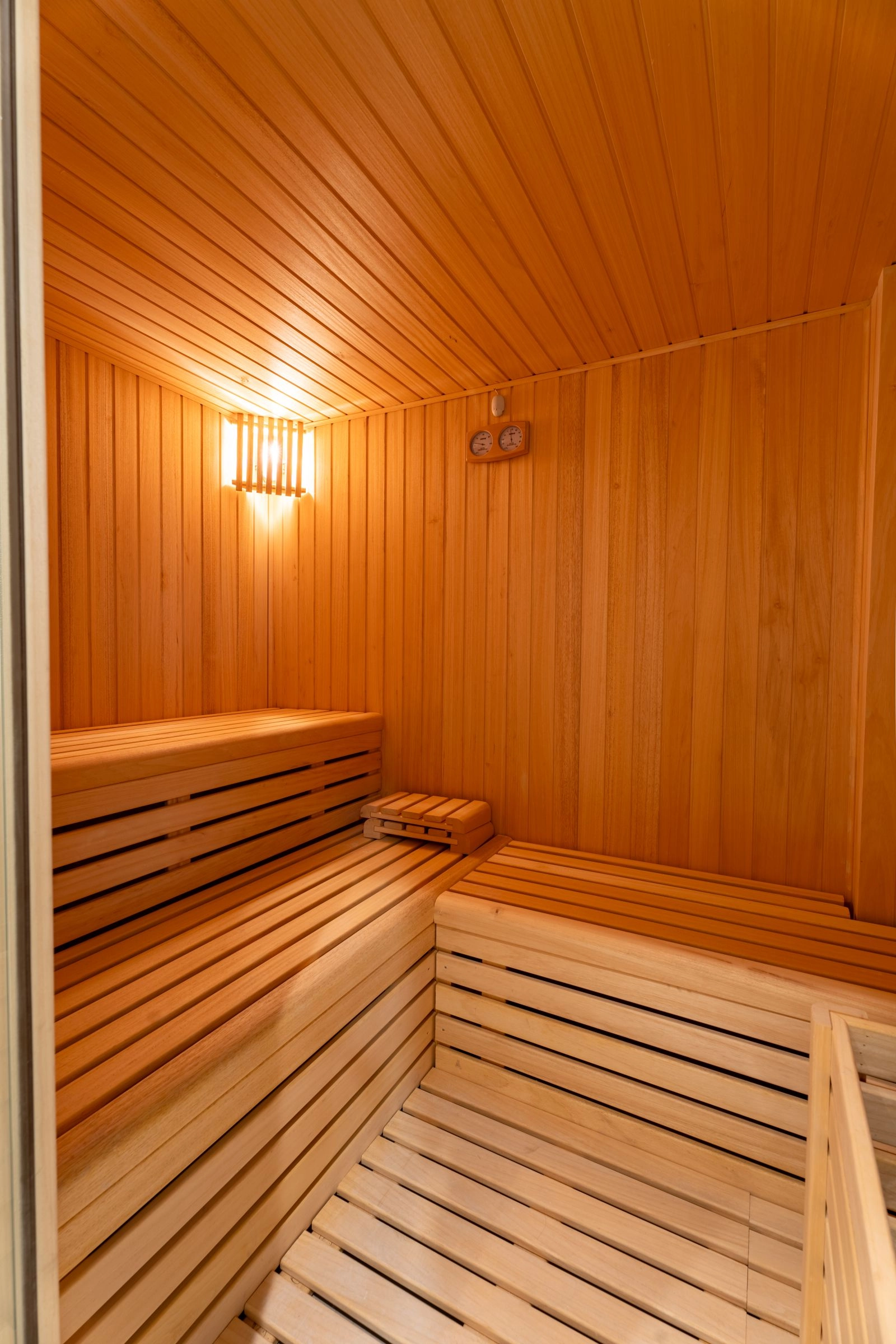 Relájese y rejuvenezca en la sauna comunitaria, una perfecta instalación de bienestar.