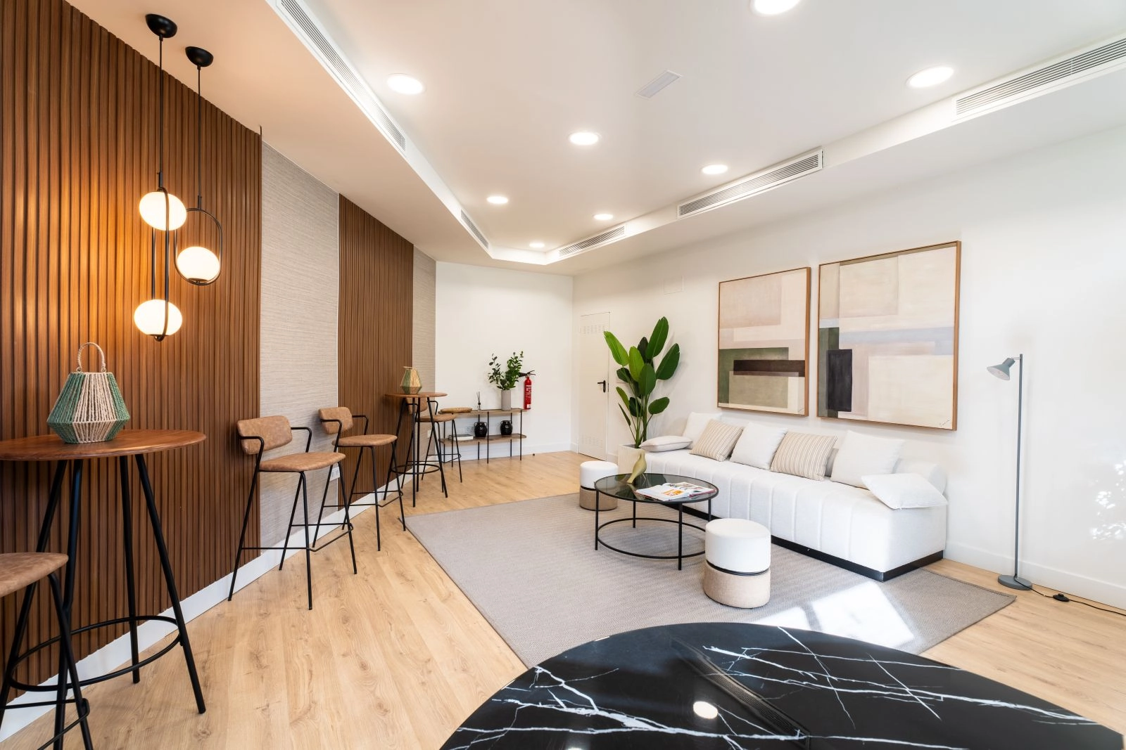 Un elegante espacio de co-working ofrece una zona flexible y conveniente para actividades profesionales.