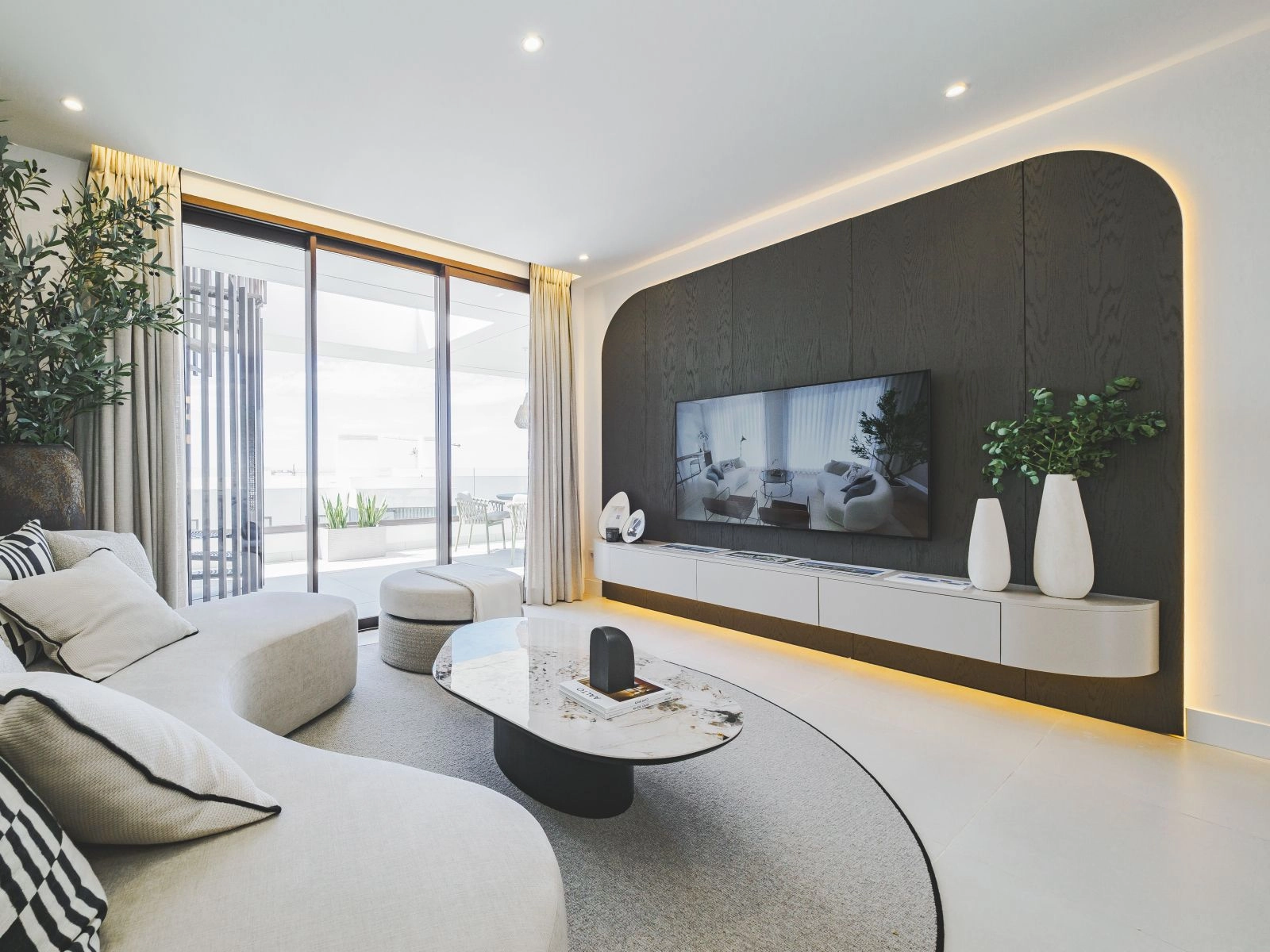 La luminosa y espaciosa zona de estar está diseñada para el confort, conectando a la perfección con la terraza privada.