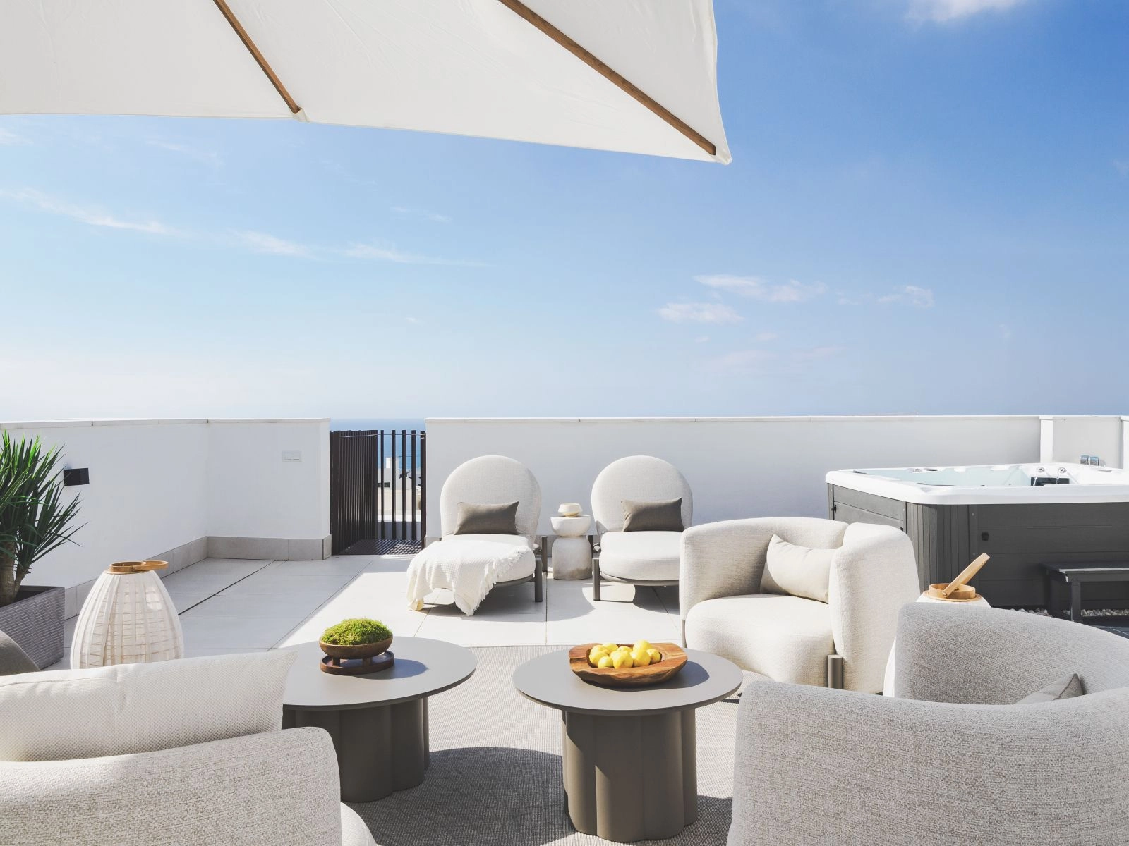 El solárium de la azotea ofrece un espacio privado para tomar el sol y relajarse, con increíbles vistas sobre la Costa del Sol.