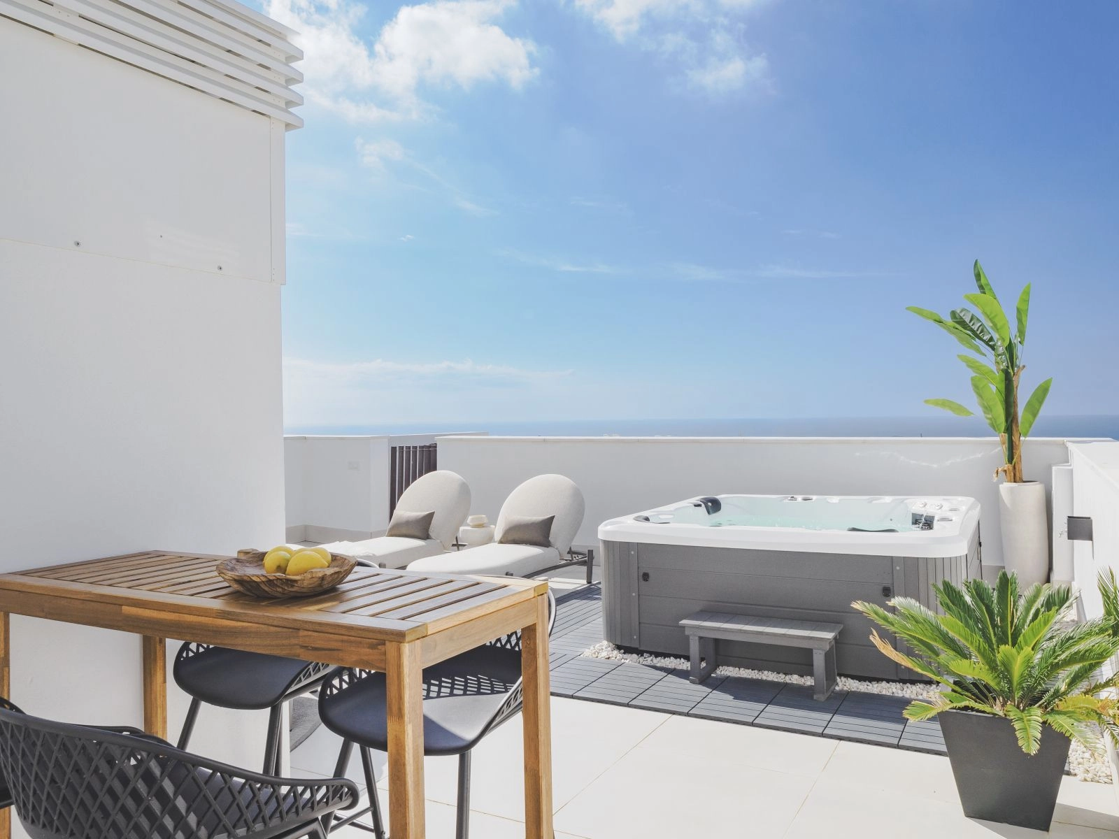 Las terrazas de los áticos incluyen un moderno jacuzzi, perfecto para relajarse bajo el sol español.
