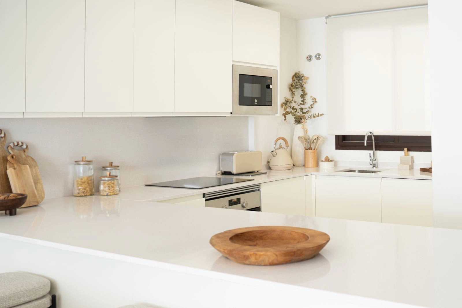 Una cocina elegante y moderna totalmente equipada con electrodomésticos de alta gama, perfecta para el día a día y para el ocio.