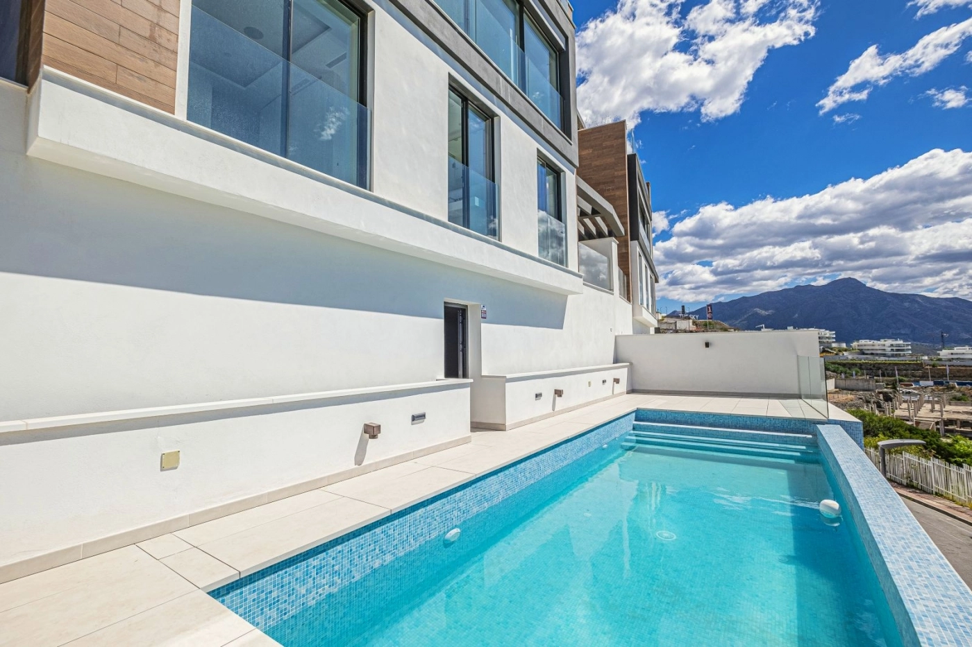 Su piscina infinita privada es un oasis perfecto para relajarse mientras disfruta del clima español.