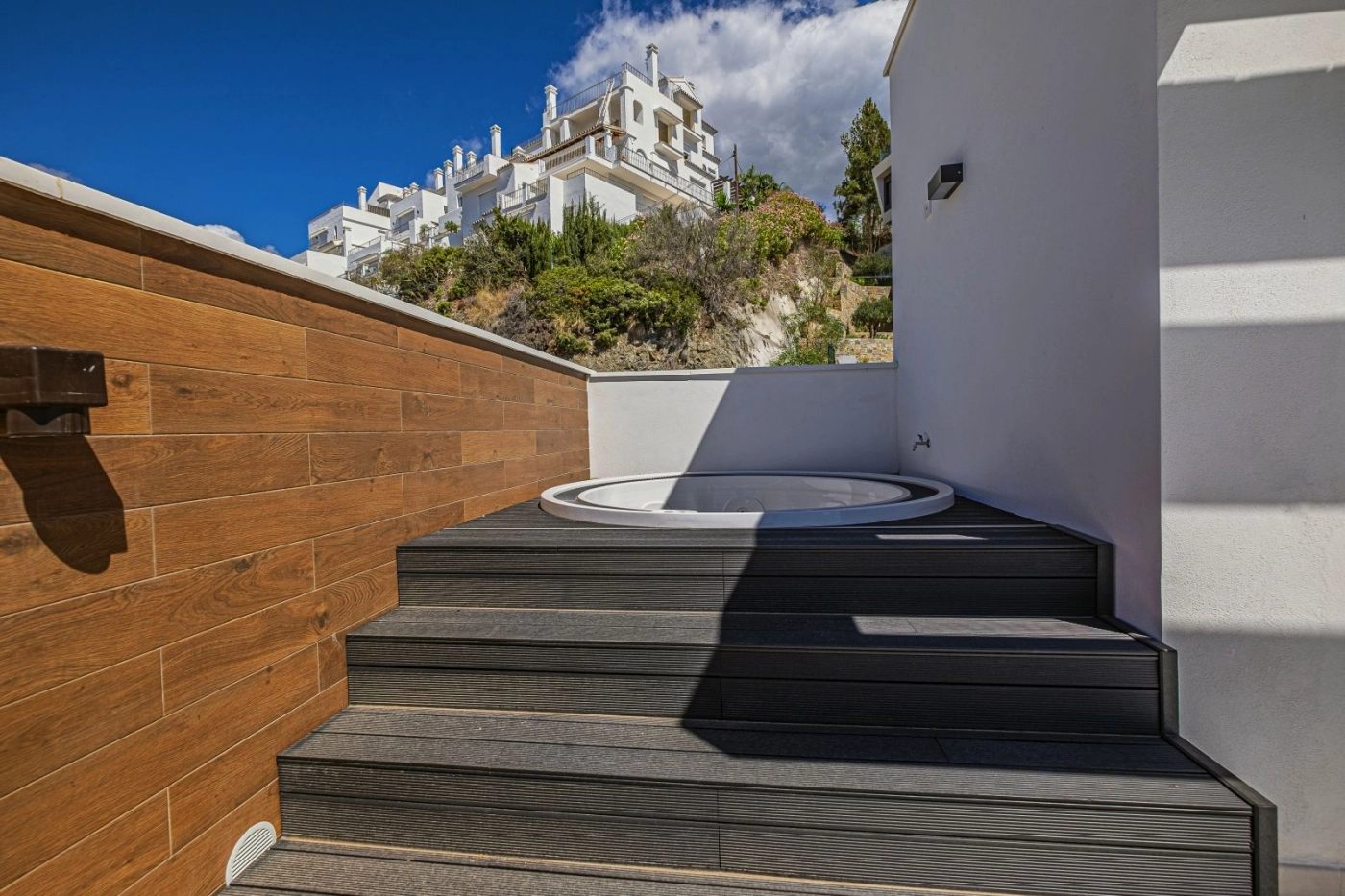 Relájese en el jacuzzi de la azotea, un refugio privado con un impresionante entorno natural.