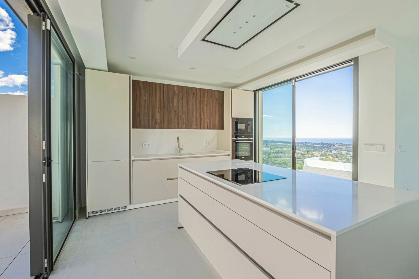 Una cocina de última generación, diseñada tanto por su funcionalidad como por su estilo, con electrodomésticos de primera calidad.