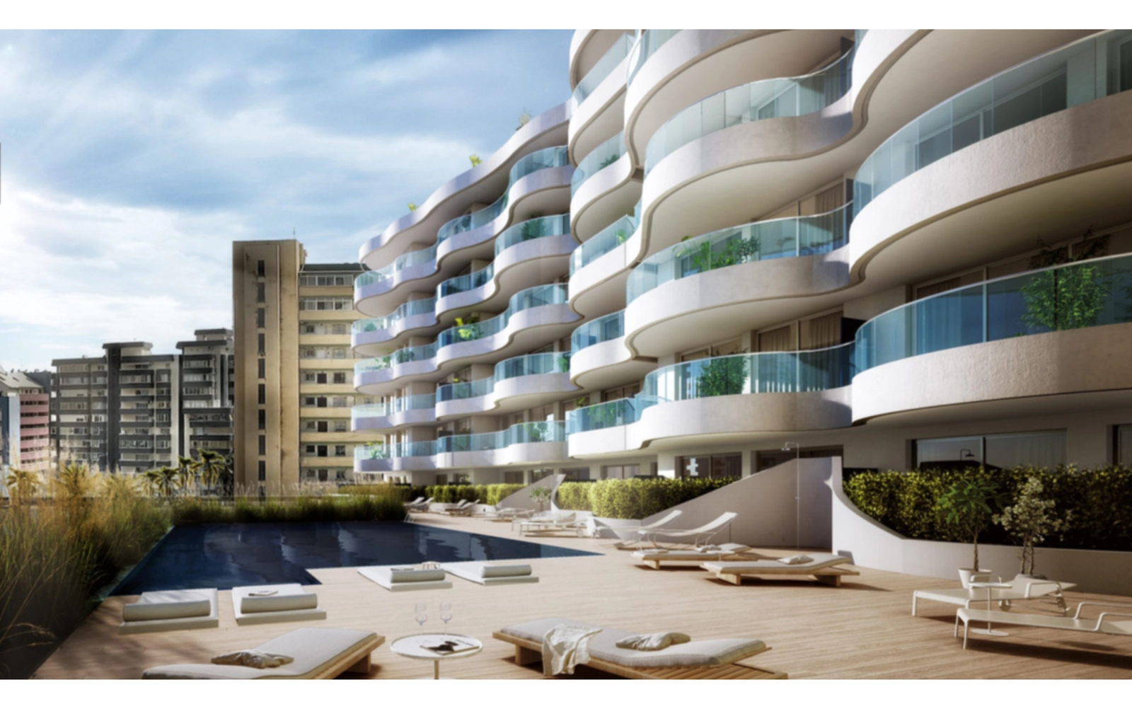 La piscina comunitaria y la zona de solárium, un lugar perfecto para relajarse y disfrutar del sol de la Costa del Sol.