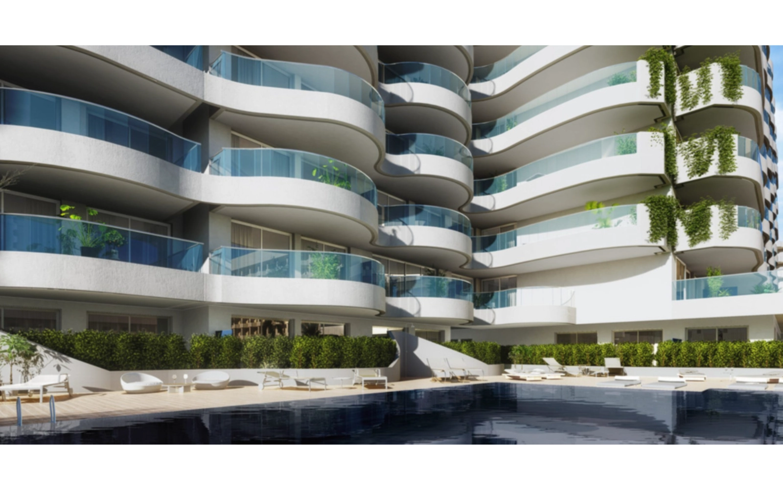 Disfrute de la atractiva piscina, rodeada por la singular arquitectura moderna del edificio.