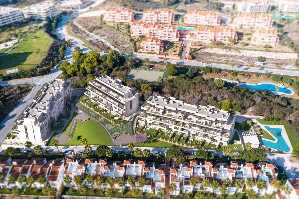 Una vista aérea del moderno complejo residencial, perfectamente integrado en el verde paisaje de la Costa del Sol.