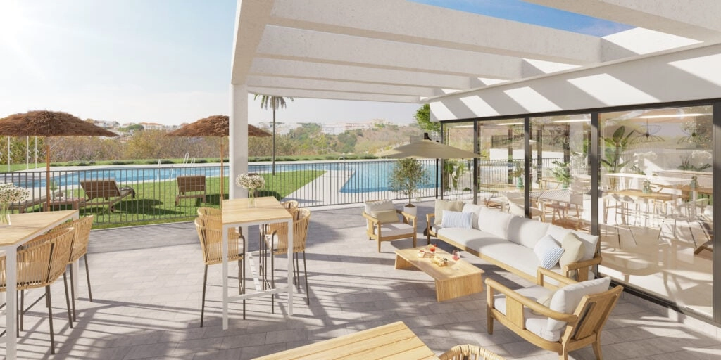 La terraza de la piscina y la zona de descanso ofrecen un entorno perfecto para relajarse bajo el sol español.