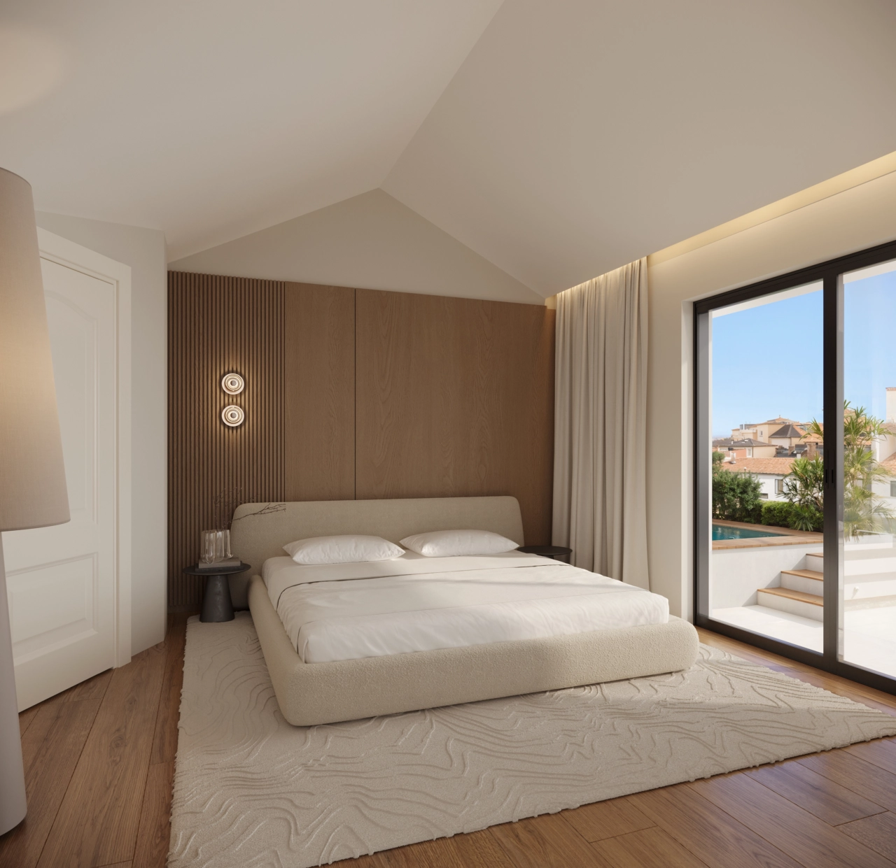 El luminoso dormitorio del ático se abre a una terraza soleada con una piscina privada.