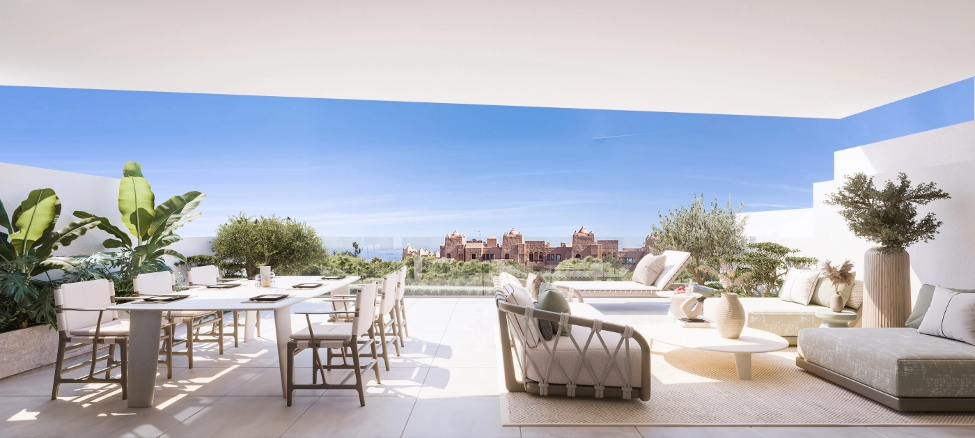 Una vista de la amplia terraza, un espacio ideal para cenar, relajarse y disfrutar del estilo de vida de la Costa del Sol.