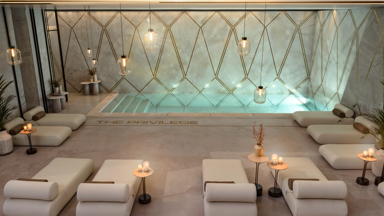 El exclusivo spa para residentes ofrece un ambiente tranquilo para relajarse, con una piscina climatizada y zonas de descanso.