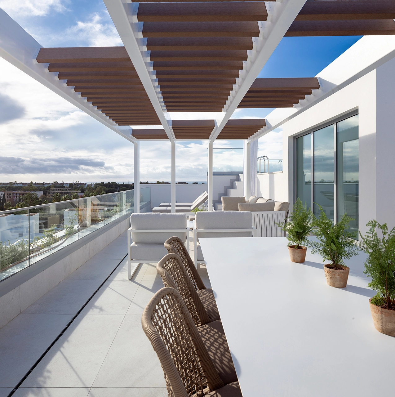 Cada vivienda cuenta con una gran terraza privada, el escenario perfecto para comer y relajarse.