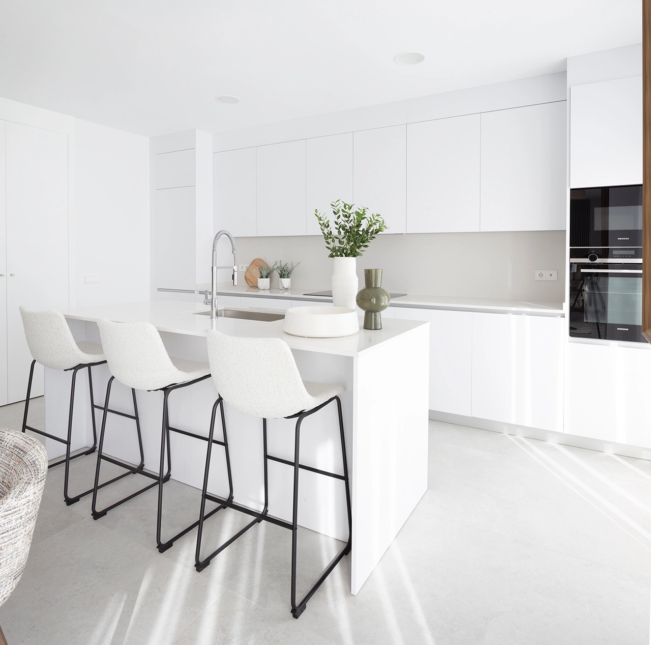 Una cocina moderna de concepto abierto con electrodomésticos y acabados de alta calidad, perfecta para el ocio.