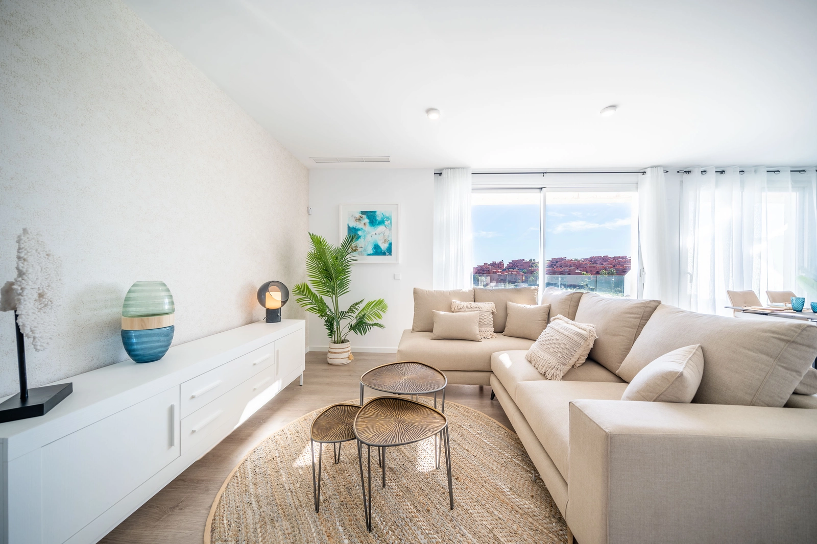 La espaciosa y luminosa zona de estar, diseñada para el confort y la vida moderna, se abre a una terraza privada.