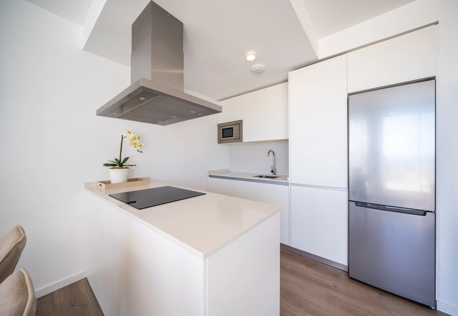 Una cocina elegante y moderna, totalmente equipada y diseñada con un concepto abierto para facilitar el entretenimiento.