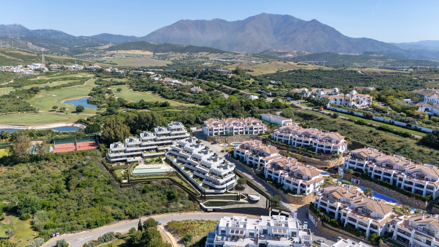 Una vista aérea que muestra el exclusivo residencial anidado entre el campo de golf de Casares y las montañas.