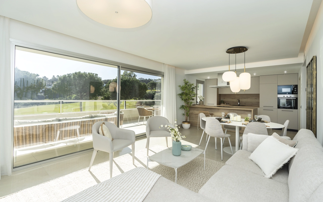 La luz del sol inunda la zona de salón y comedor de planta abierta, creando un espacio luminoso y acogedor para relajarse y socializar.