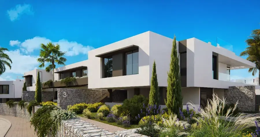 La arquitectura contemporánea se integra perfectamente con el entorno natural mediterráneo.