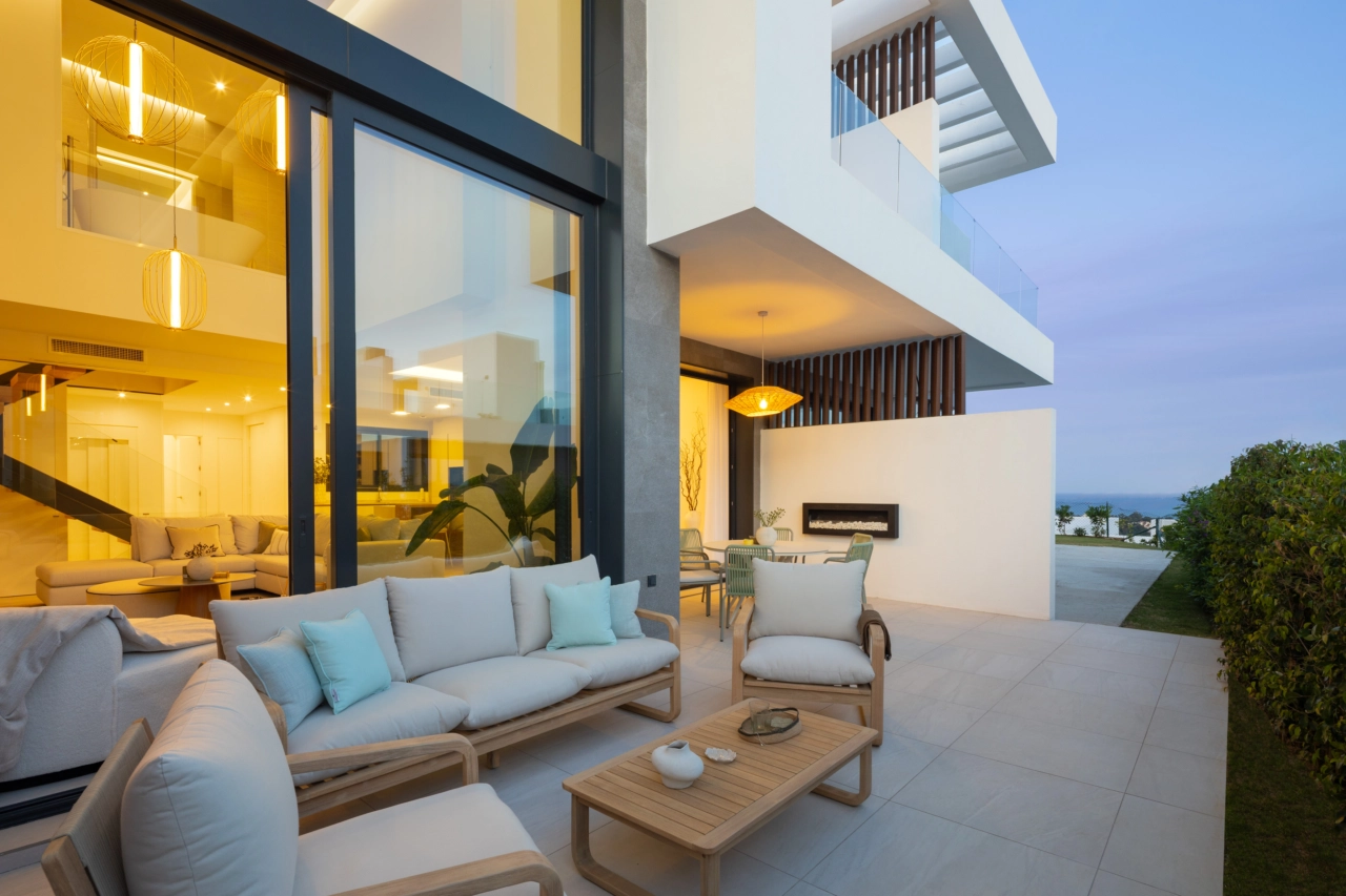 Pase una tarde relajante en la terraza privada, completa con una moderna chimenea de bioetanol.