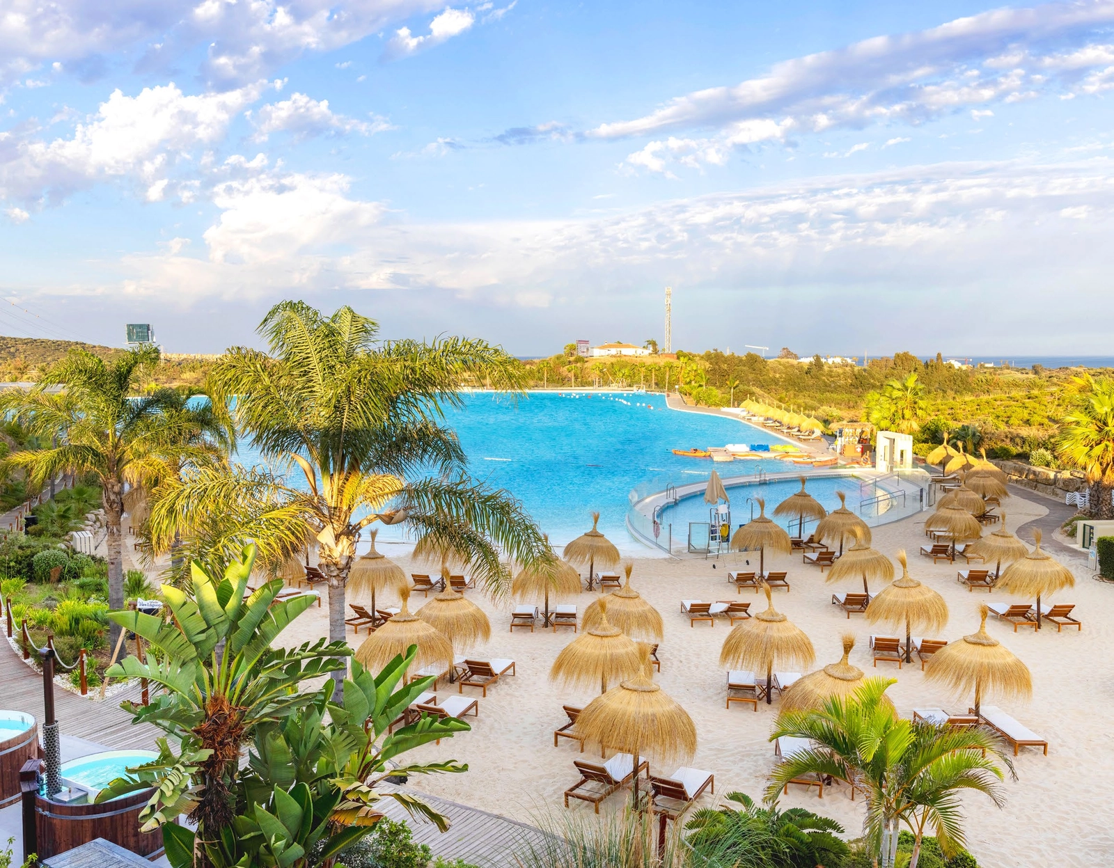 Relájese en las orillas de arena de la exclusiva laguna de cristal, una característica única en la Costa del Sol.
