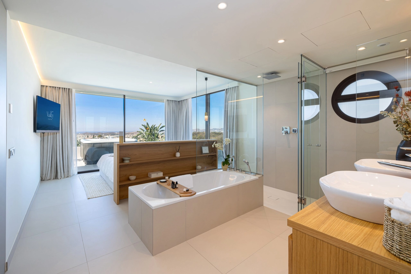 Los elegantes baños en suite cuentan con una bañera exenta y accesorios de alta gama para una experiencia de spa en casa.