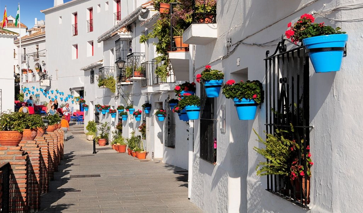 Las encantadoras calles de Mijas Pueblo, un pueblo blanco tradicional andaluz a poca distancia en coche.
