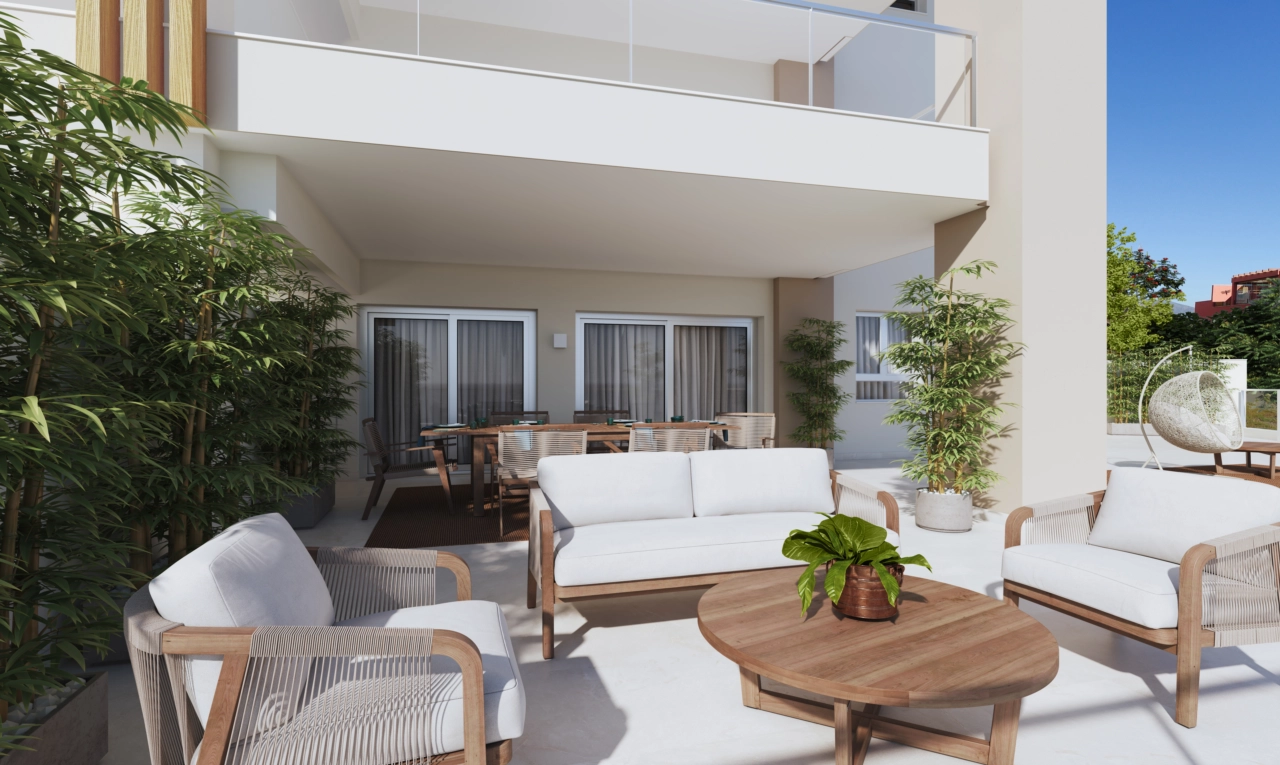 Una generosa terraza en la planta baja, que ofrece un espacio privado para relajarse, cenar y disfrutar del agradable clima de la Costa del Sol.