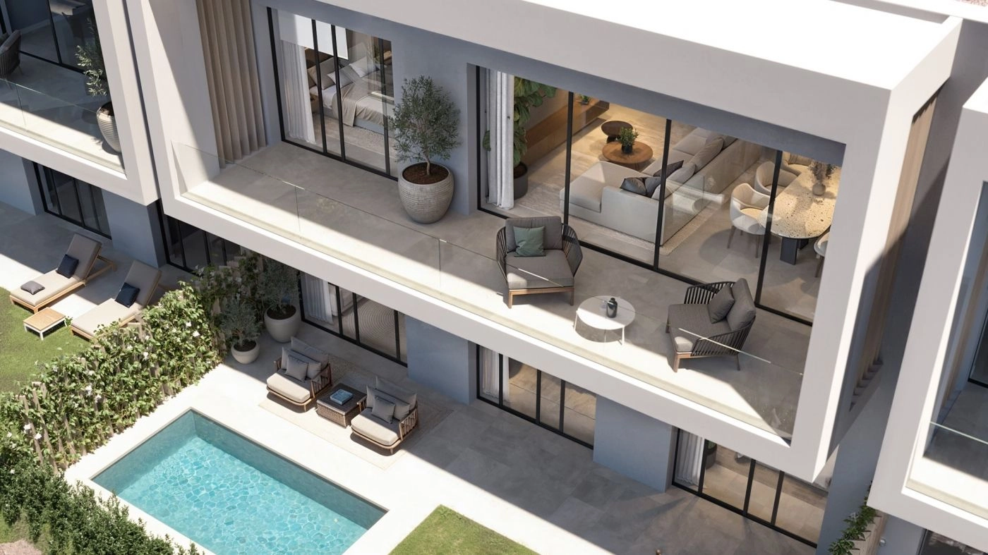 La terraza superior ofrece una perspectiva elevada del hermoso entorno y un lugar ideal para el café de la mañana.