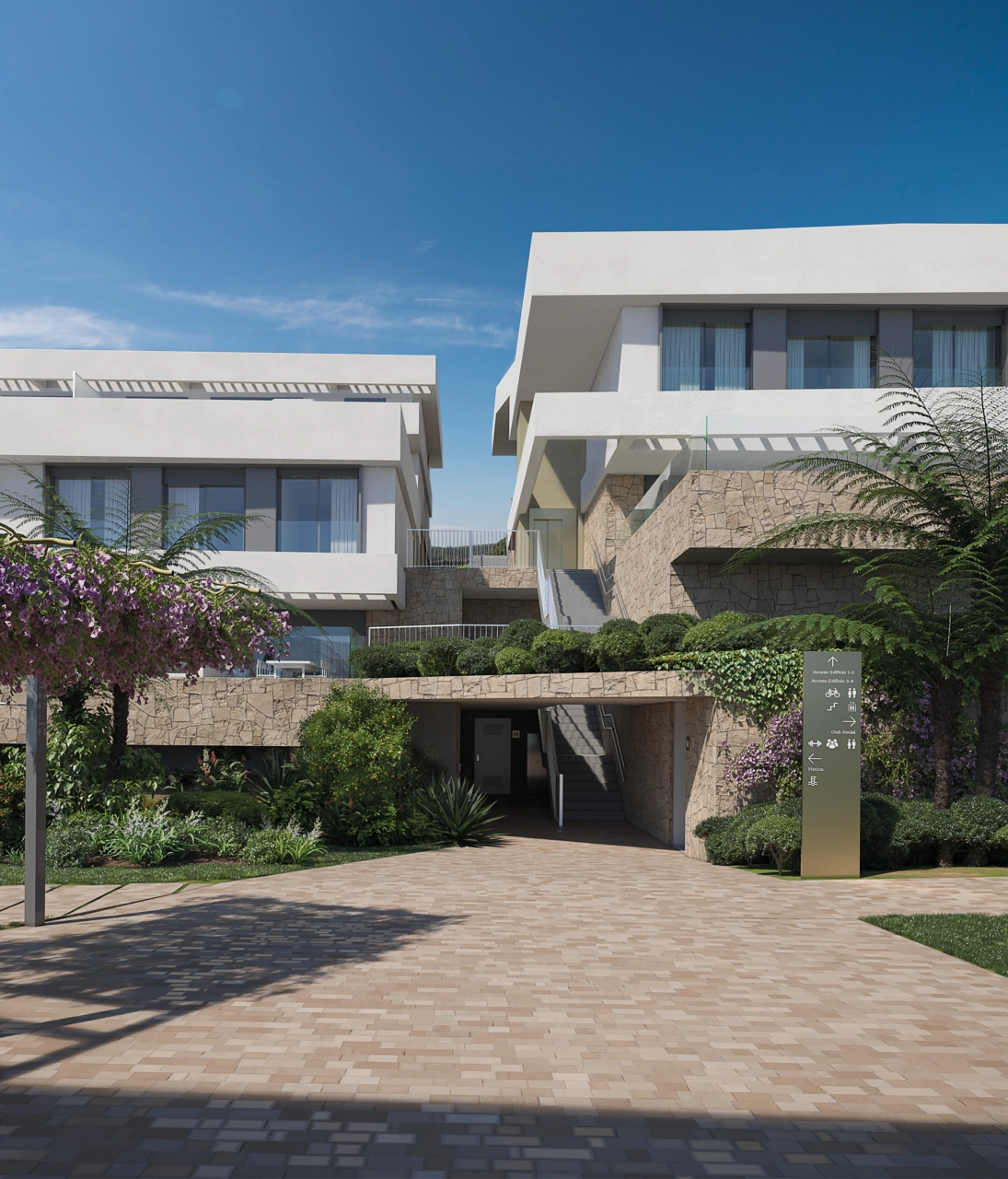 La elegante entrada le da la bienvenida a casa en esta exclusiva comunidad privada.